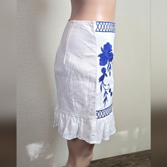 Blue Rain Francesca’s Embroidered Skirt Size S White/ Blue Flowers Print NWT - Picture 3 of 10
